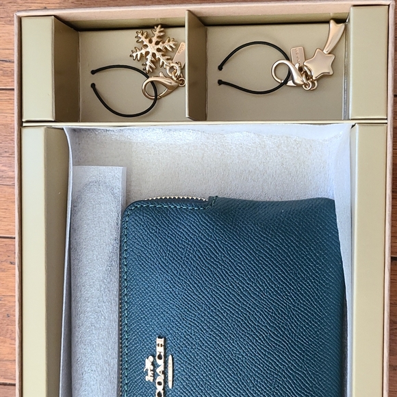 Coach Boxed Corner Zip Wristle - Picture 4 of 6